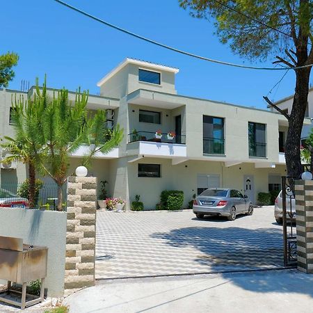 ホテル Vila Celaj Vlorë エクステリア 写真