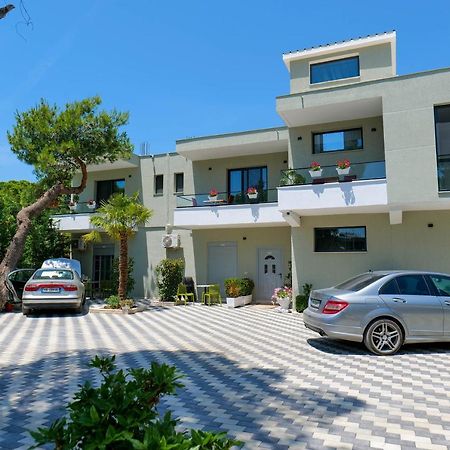 ホテル Vila Celaj Vlorë エクステリア 写真