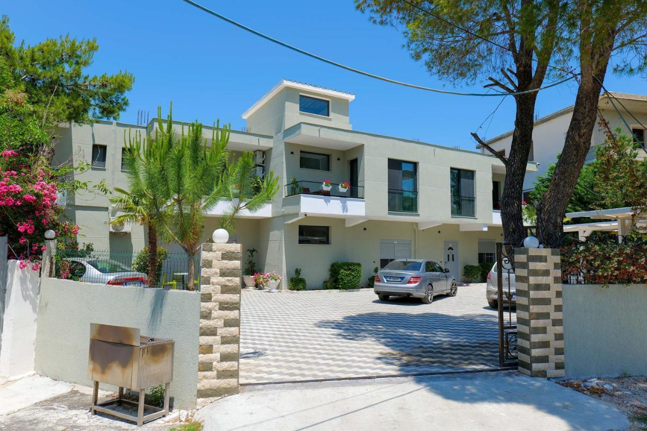 ホテル Vila Celaj Vlorë エクステリア 写真