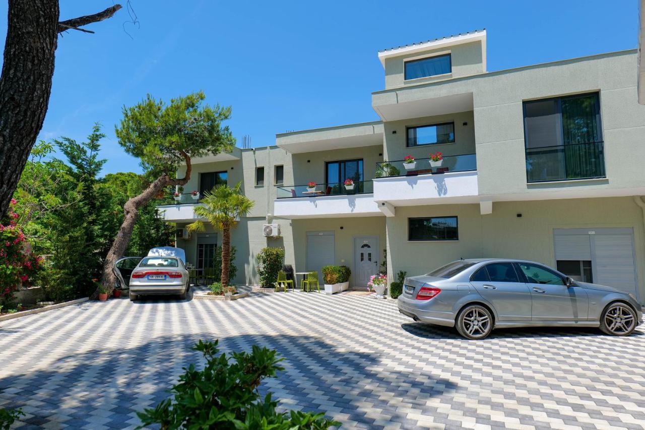 ホテル Vila Celaj Vlorë エクステリア 写真