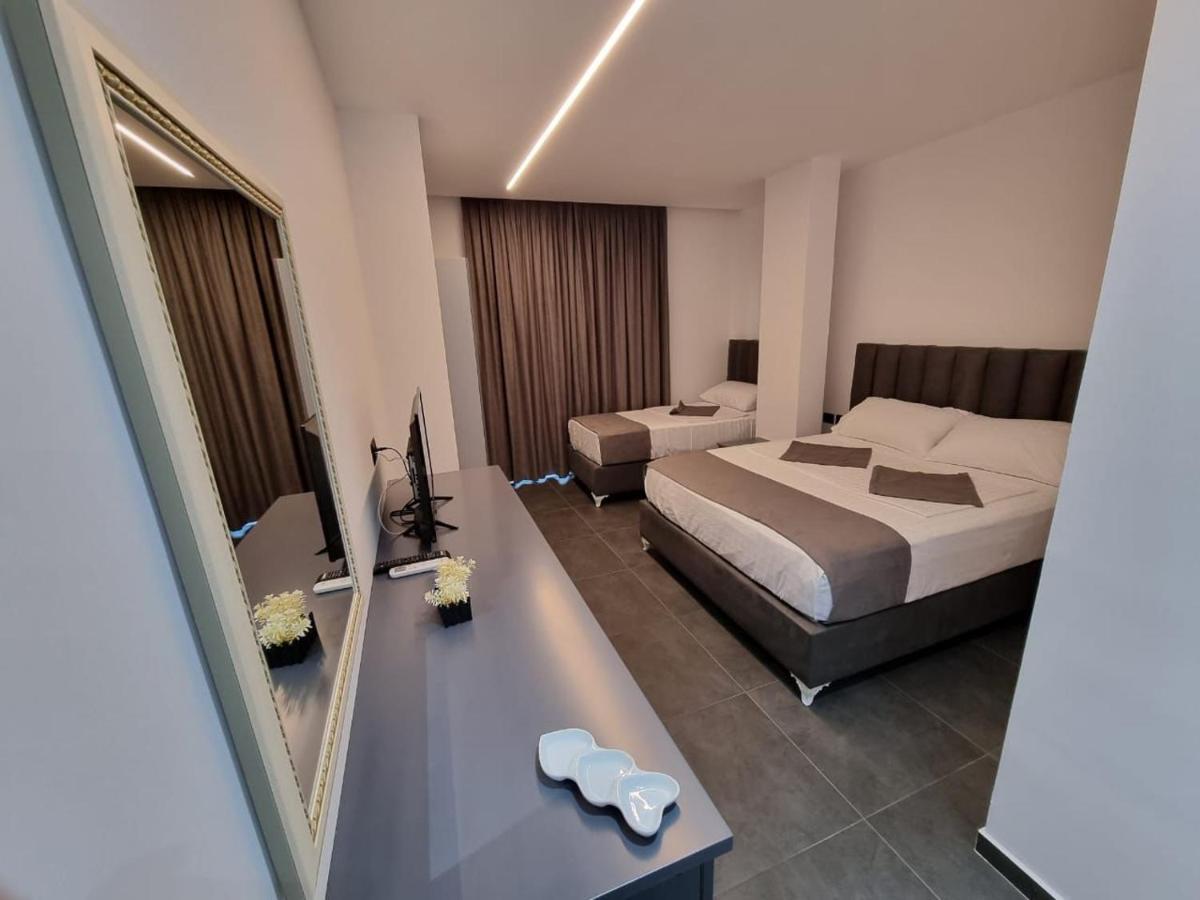ホテル Vila Celaj Vlorë エクステリア 写真
